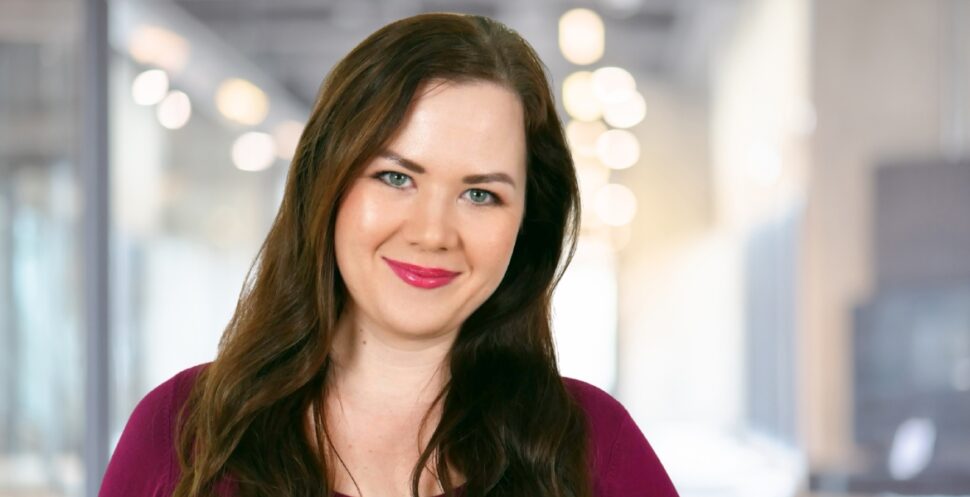 zuzana klímová ve&nbsp;vínovém svetru v&nbsp;kanceláři